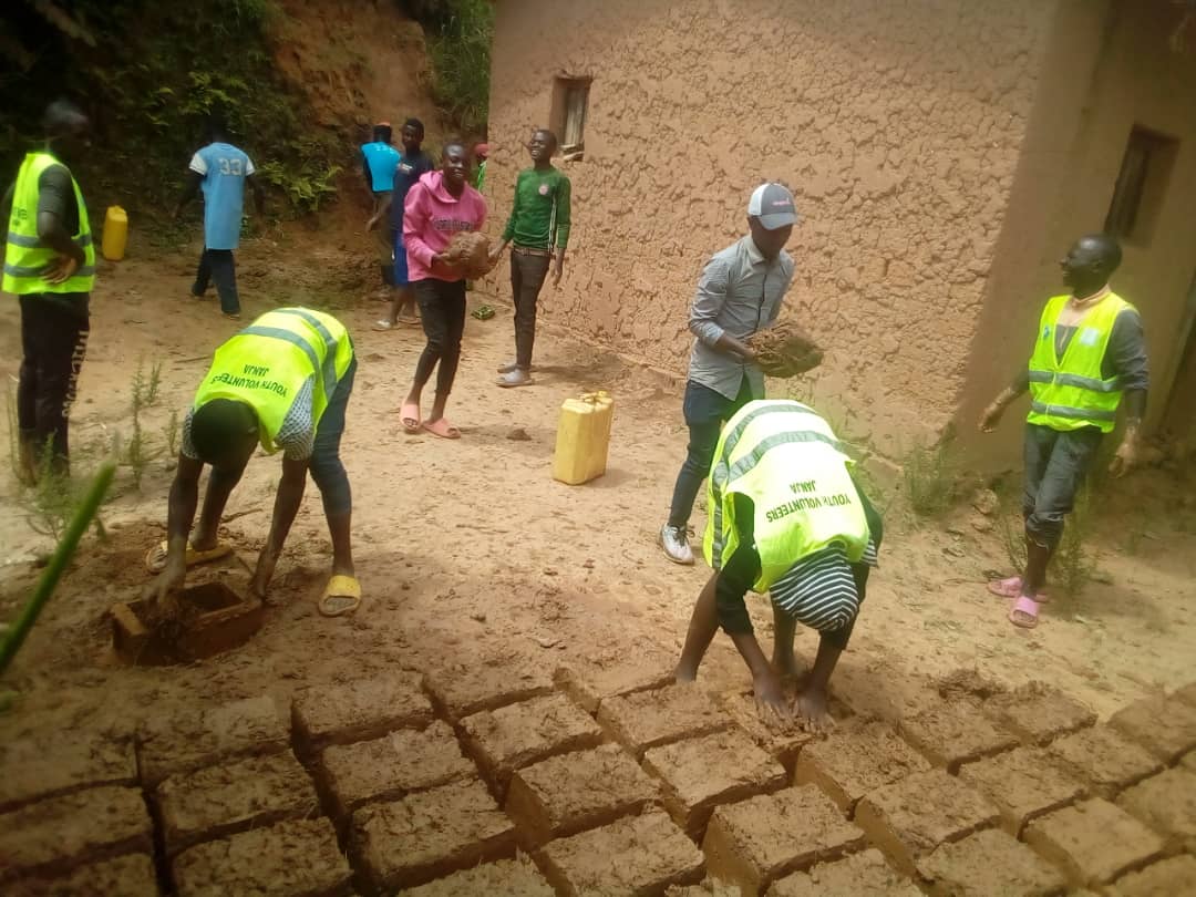 nyc_gakenke's tweet image. Uyumunsi mu murenge wa #mataba @GakenkeDistrict urubyiruko twakoze umuganda wo kubumba amatafari tugiye kuzubakiramo umuntu utishoboye #inzu
@MiniYouthRwanda @RwandaLocalGov @RwandaYouth @RwandaNorth @SolangeTetero @Muzeturwubake