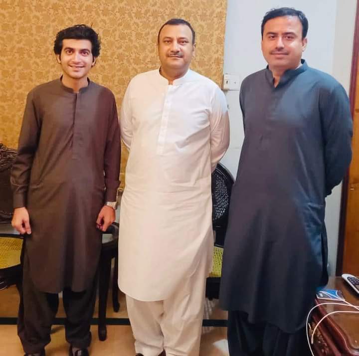 NEWS_BILAWAL's tweet image. President PYO Sindh &amp;amp; Special Assistant to CM Sindh Javed Nayab Laghari ,div President PPP Shaheed Benazirabad Zia Hassan Lanjar along with Member district council Sanghar Hallar Hyder Laghari. Thanks to Zia sb for always been supportive to us.
#BilawalBhuttoZardari 
#PYOSindh