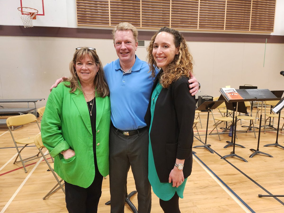 LynneBlockMLA's tweet photo. What a terrific way to begin the morning @westcot_school with @sefulton Choir &amp; @MeeMusicBand Grade 6 Band! Appreciative parent, staff &amp; student audience! TY P. Ms. Ratz &amp; VP @MsSMorissette 😊👏  🎶 @WestVanSchools #westvaned https://t.co/GZ2fbGDdaC