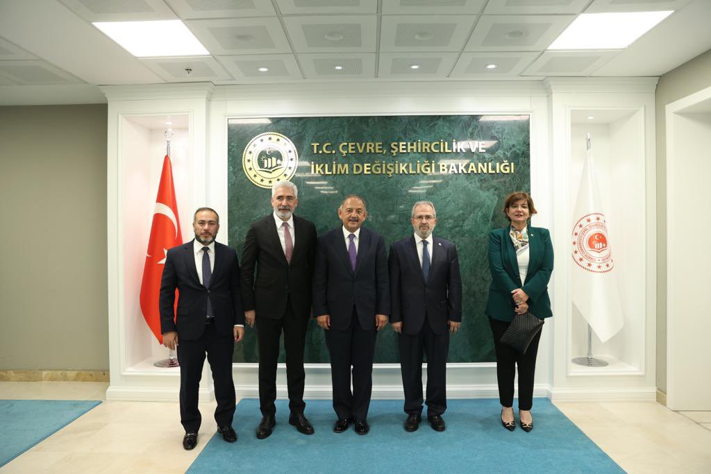 GalipEnsarioglu's tweet photo. Milletvekillerimiz Mehmet Sait YAZ, Suna KEPOLU ATAMAN ve İl Başkanımız Mehmet Şerif AYDIN ile birlikte Çevre, Şehircilik ve İklim Değişikliği Bakanımız Sn. Mehmet ÖZHASEKİ'ye hayırlı olsun ziyaretinde bulunduk.

Sayın bakanımıza nazik kabulleri için teşekkür eder, Türkiye Yüzyılı kabinesinde hayırlı hizmetler dileriz.

@csbgovtr 
@mehmetozhaseki