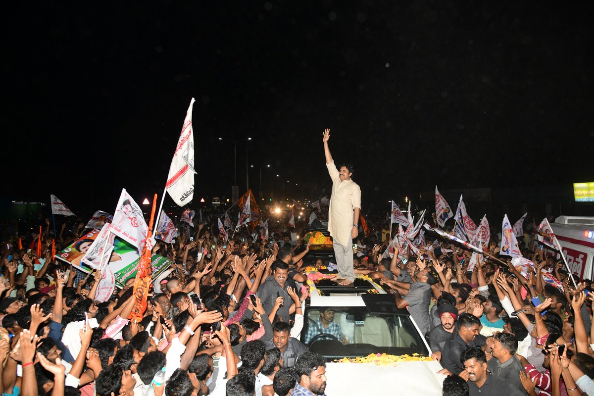 JanaSenaParty's tweet photo. కోనసీమలో అడుగుపెట్టిన జనసేన వారాహి విజయ యాత్ర

• యానాంలో భారీ రోడ్ షో

• ముమ్మిడివరం చేరుకున్న శ్రీ పవన్ కళ్యాణ్ గారు
#VarahiVijayaYatra https://t.co/IoXkXYlkxT