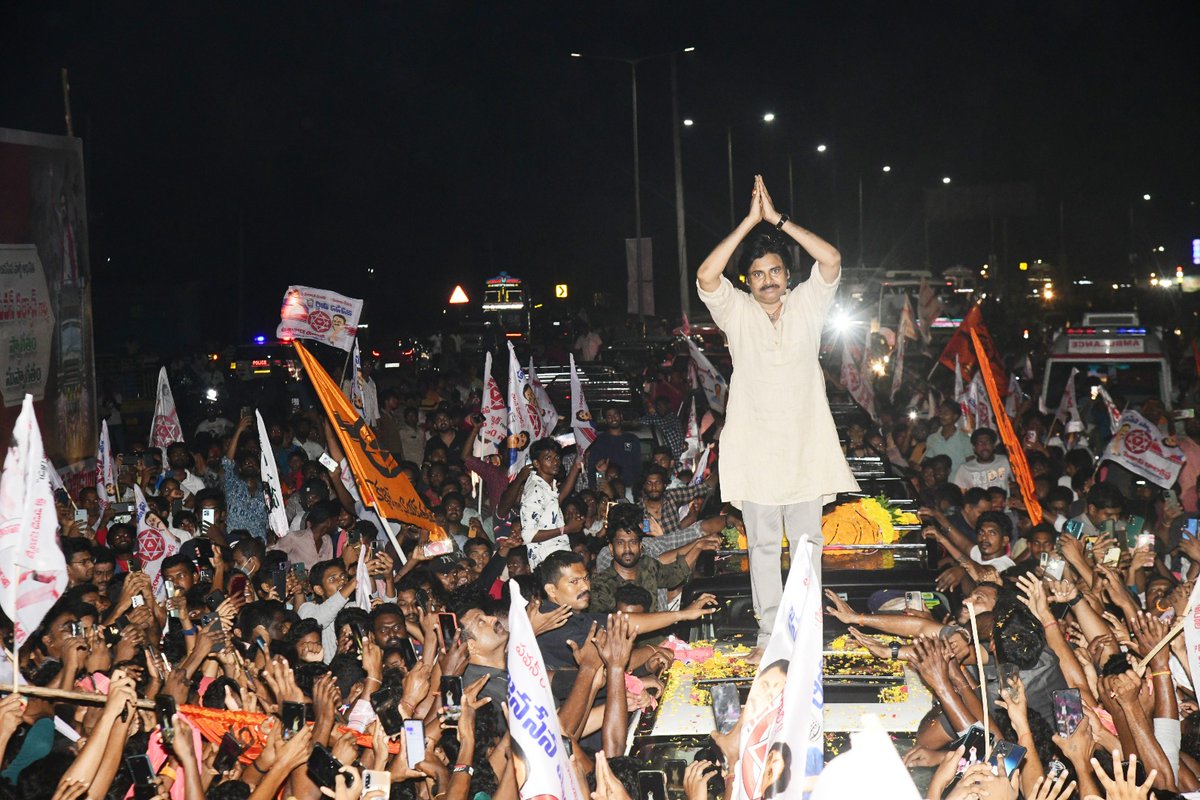 JanaSenaParty's tweet photo. కోనసీమలో అడుగుపెట్టిన జనసేన వారాహి విజయ యాత్ర

• యానాంలో భారీ రోడ్ షో

• ముమ్మిడివరం చేరుకున్న శ్రీ పవన్ కళ్యాణ్ గారు
#VarahiVijayaYatra https://t.co/IoXkXYlkxT