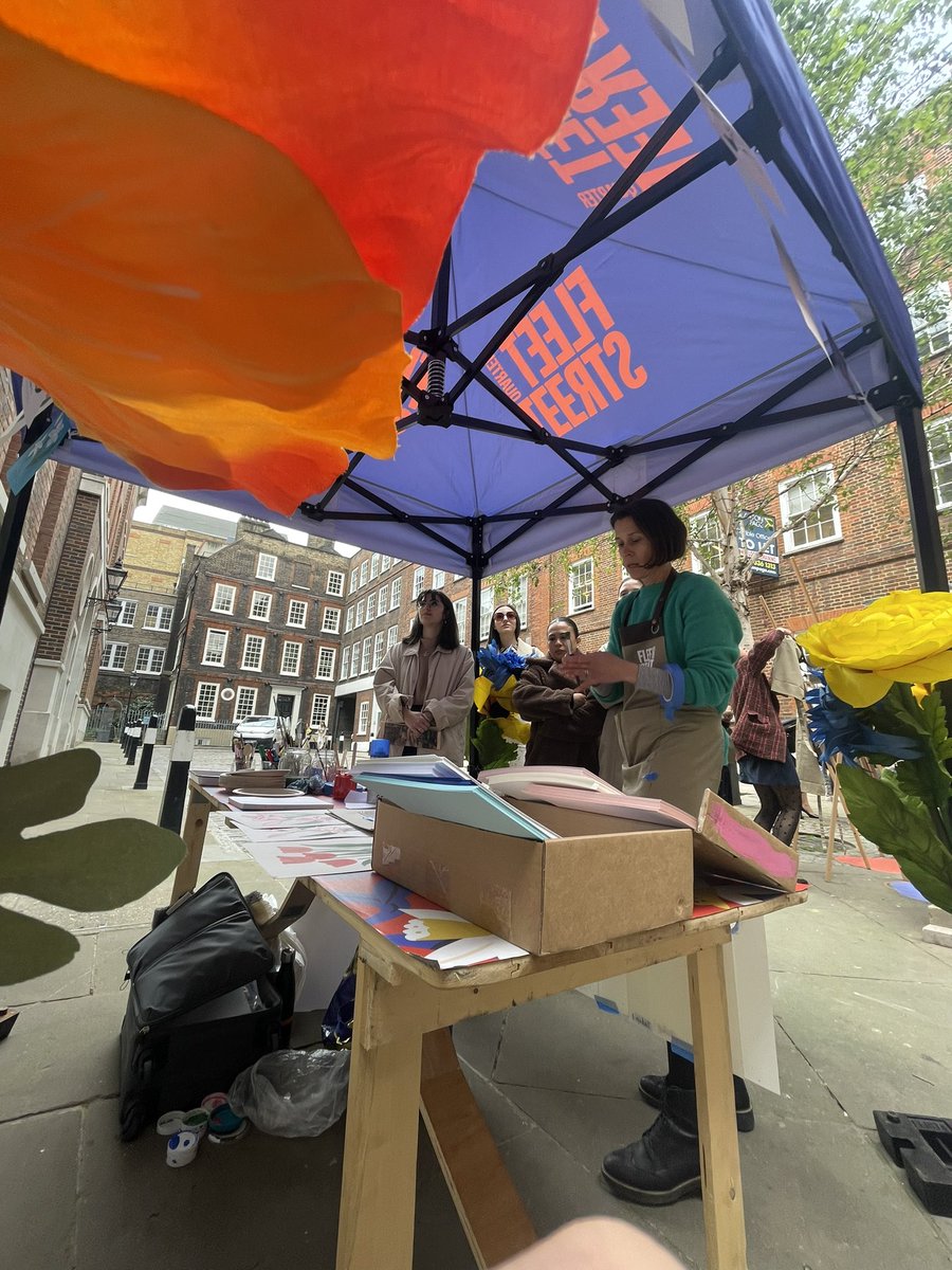 fleetstquarter's tweet image. Join us this Thursday 12–3pm at our Herbalist’s Plant Press, Holborn Circus where @BellaGomezPrint will be back in #FSQ running outdoor drop-in Art Workshops!

Bella’s workshops were hugely popular during our Coronation celebrations last month!