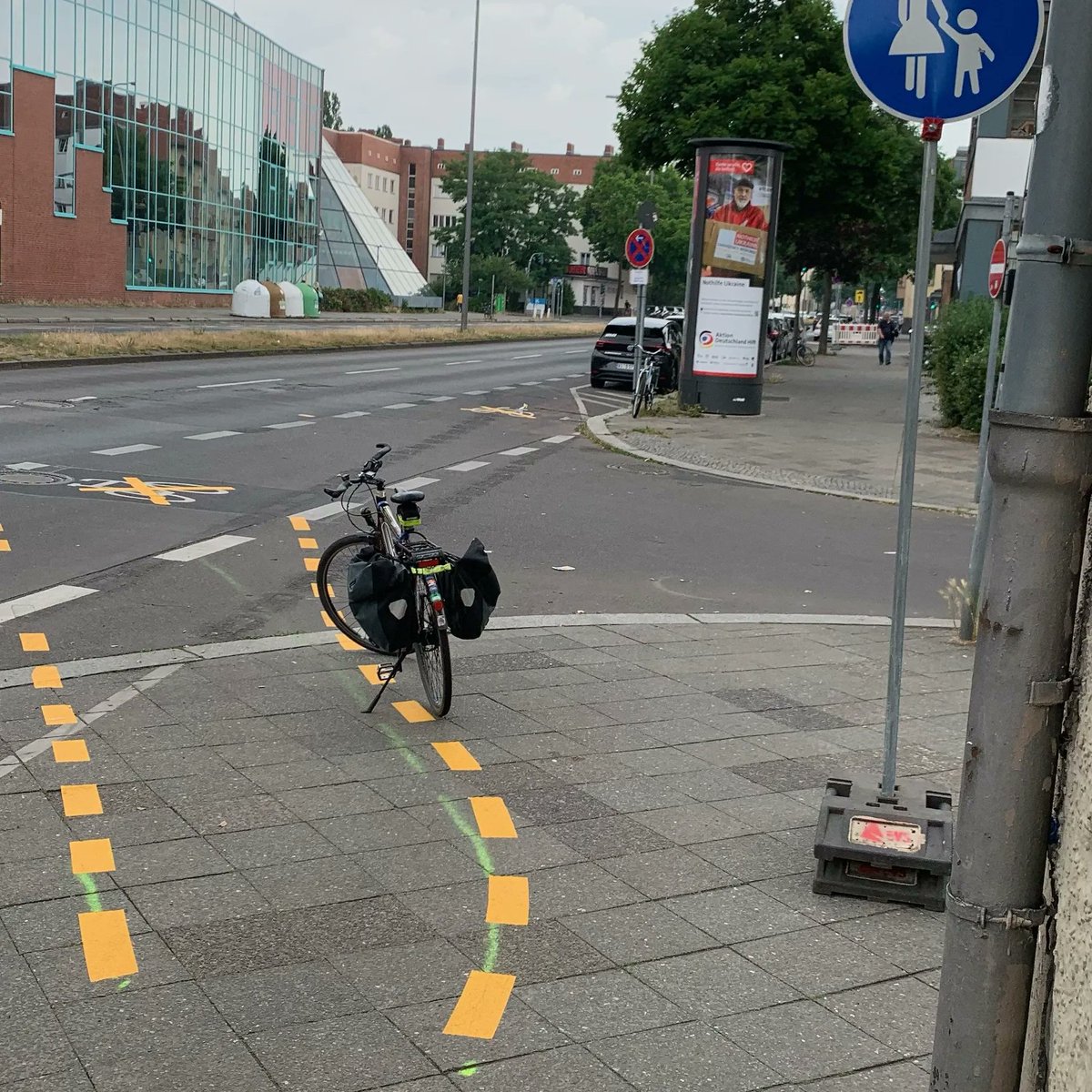 Perowinger94's tweet photo. So sieht das Miteinander also aus. Lieblose Pflaster am Boden führen den Radweg auf dem Gehweg entlang, was für Fußgänger eine große Gefährdung darstellen kann. Einfach nur, weil die heilige Straße , dem heiligen Auto vorbehalten ist. Weitere Infos hier: https://t.co/VRo45xph09 https://t.co/TZB787G5BD