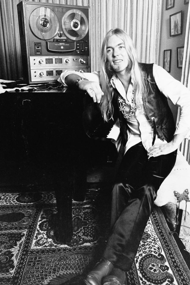 Photoshoot for Pioneer Electric by Herb Kossover in 1974 at Gregg's home in Macon. #photographer #70srock #pianoplayer #keyboardplayer #hammondb3 #maconmusic #georgiamusic #macongeorgia #rockandrollphotography