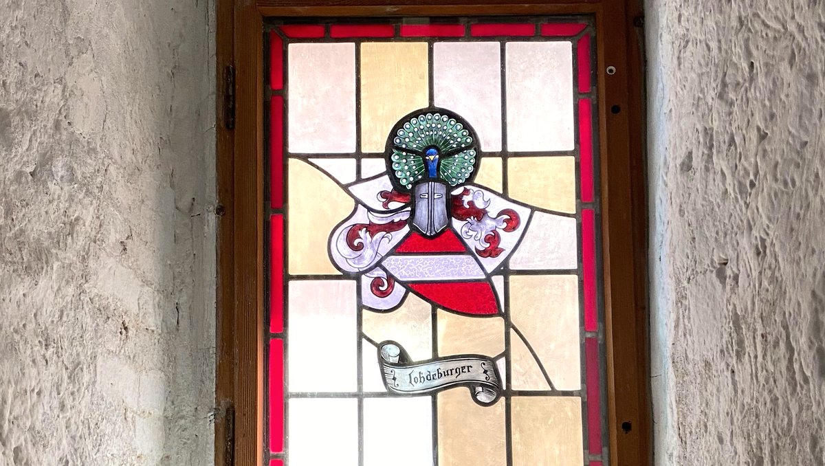 Fensterquiz die Erste...  Es befindet es sich am oberen Bergfried. Hier ist das Wappen der Erbauer der Leuchtenburg aus dem 13. Jahrhundert versteckt. Rot-Weiß, Pfauenfeder und Ritterhelm kennzeichnet das Geschlecht der Lobdeburger-Leuchtenburger.