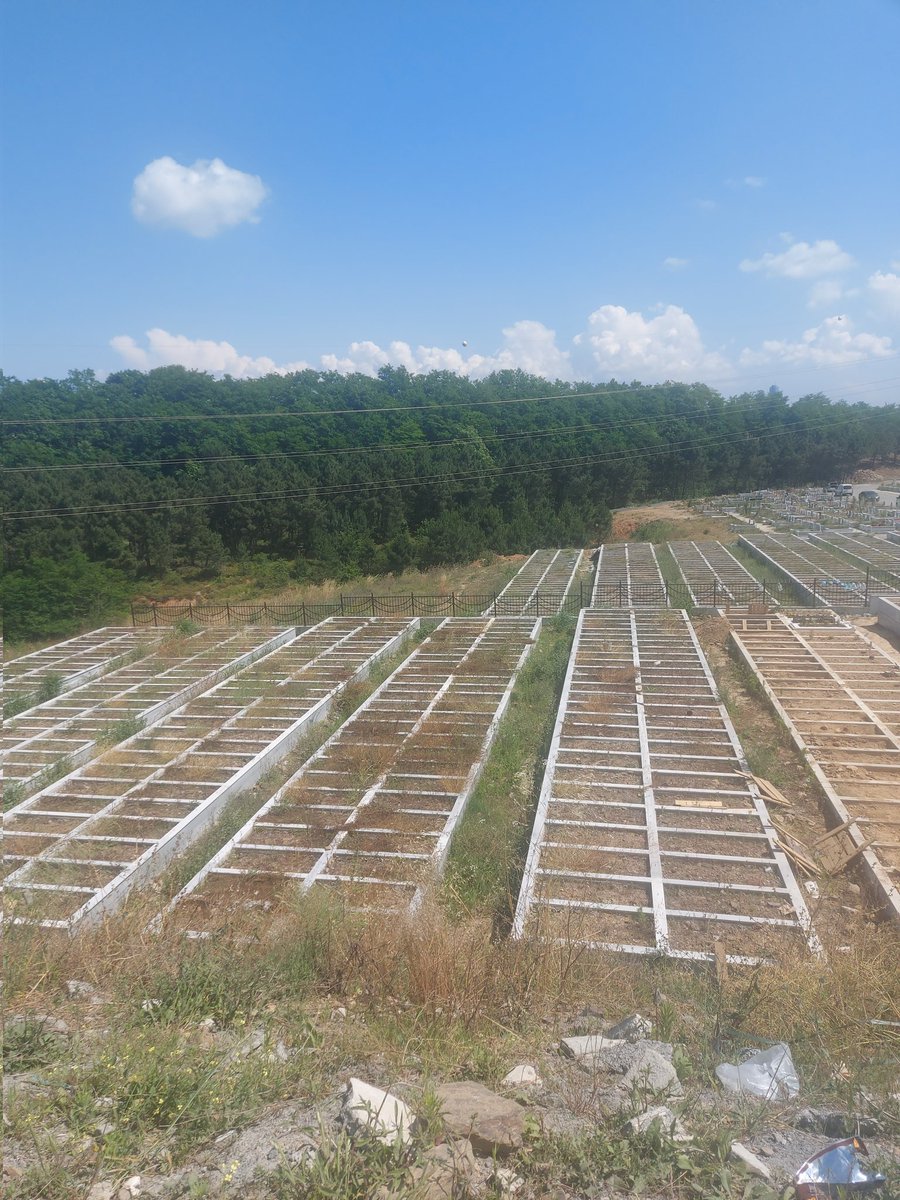 İBB nin Toplu Mezarı İnsanları daracık sardunya kutusuna balık dizer gibi gömemezsiniz.İnsana hürmet yok.Bunu sona erdirin.Yeni Ayazağa Mezarlığı korkunç