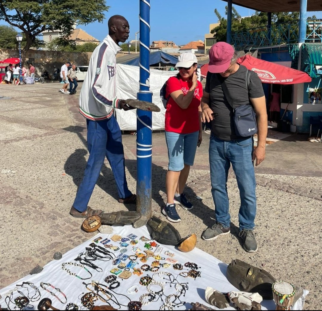 1/2 Dünya turları 7.liman:
2023'de Senegal açıklarında Cape Verde, 2019'da Karayipler'den St.Maarten.
İkisinin ortak noktası Ocak ayı ortasında olmamıza rağmen havaların denize girecek kadar sıcak olması.
Cape Verde balıkçılıkla geçinen fakir bir Afrika ülkesi ancak St.Maarten+