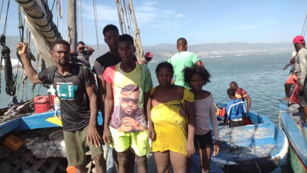 modelfm883's tweet photo. Un petit bateau a fait naufrage aux larges  de l’Arcahaie dans la nuit du lundi 19 au mardi 20 juin 2023. Il avait à son bord 5 passagers et assurait le trajet Arcahaie/Wharf Jérémie. Aucune perte en vies humaines n'a été enregistrée, selon les informations recueillies. https://t.co/f8MrceCBbK