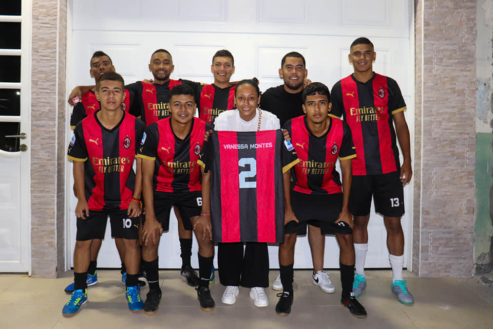 Acompañamos al equipo de SAN VICENTE en el torneo Inter barrios que realiza la administración municipal.

Siempre es grato acompañar a los jóvenes de mi barrio en estos eventos deportivos
#LIDERSOCIAL #CARTAGOVALLE