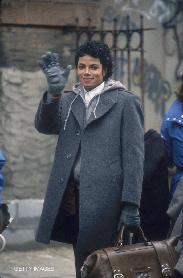Dans la douce mémoire de Michael Jackson FzFVI86WAA8UebF?format=jpg&name=900x900