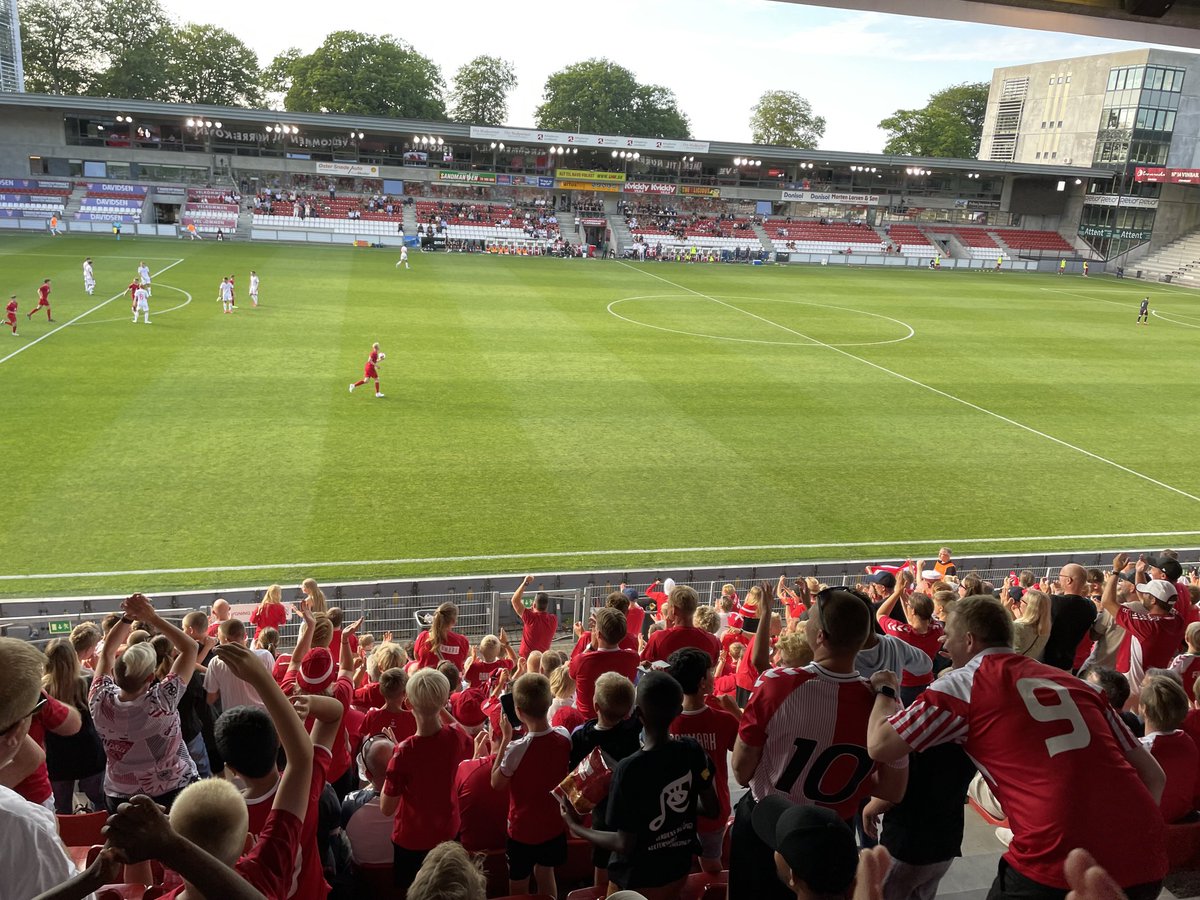 simonpallesen's tweet photo. At se en VB’er score på Vejle Stadion sker af og til. Men ikke så tit med DBUs logo på brystet #DENWAL https://t.co/rDoEC5vMXH