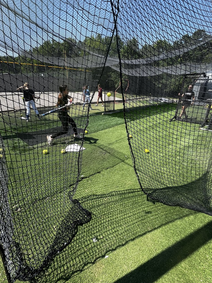 rshs_softball's tweet photo. Day 2 of camp!  Great weather and amazing athletes!! https://t.co/Z60xDorWAg