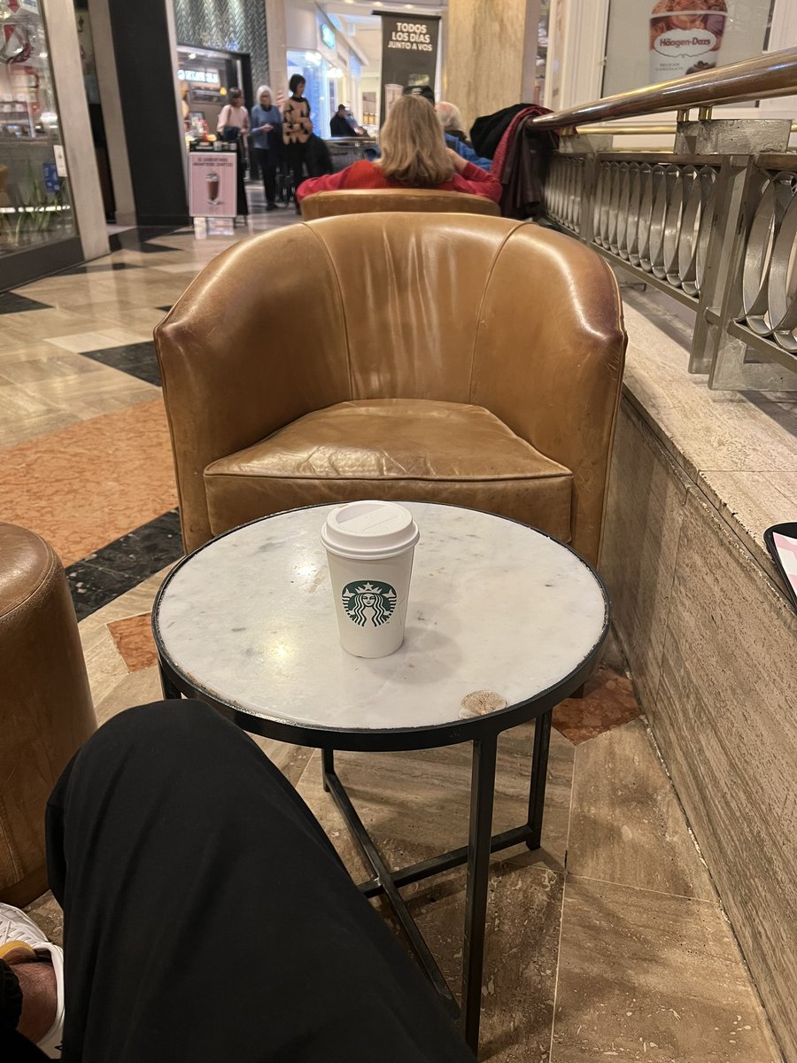 zaPAN26's tweet photo. Relajado #ROMA3 #ROMA4 
@StarbucksAr tírate un canje. https://t.co/HDFBYJVijP