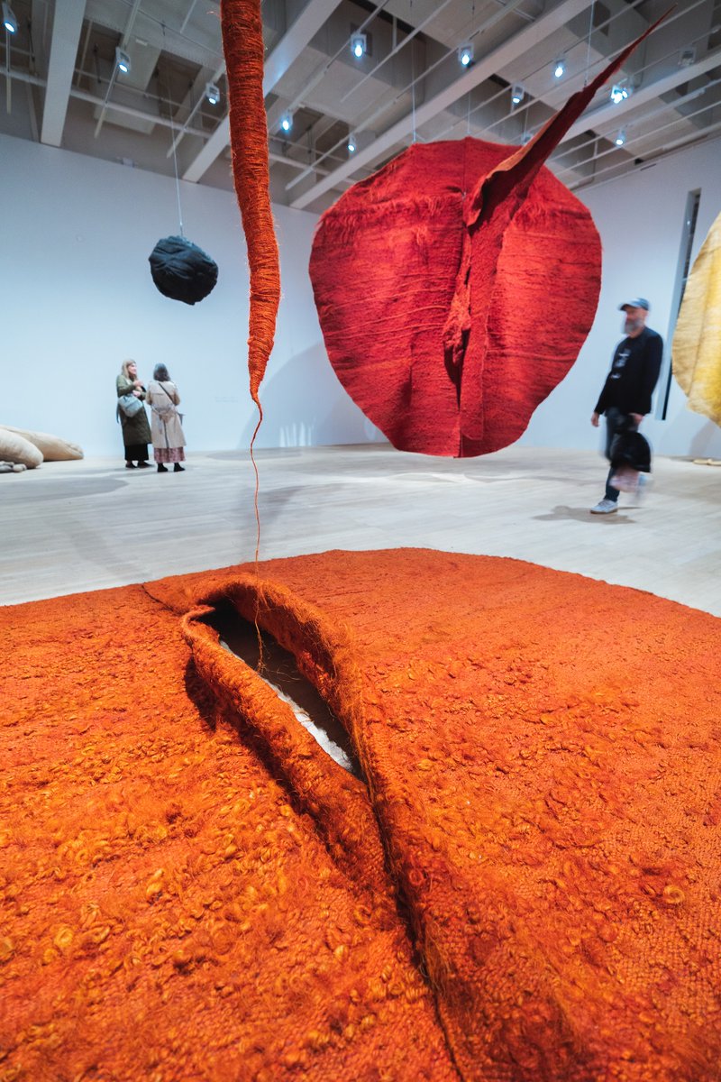 Tate's tweet photo. 'I like the surface of threads that I make. Every square inch differs from the next, as in the creations of nature.' - #MagdalenaAbakanowicz, born #OnThisDay in 1930. 🧶

If you missed Abakanowicz's Abakans at Tate Modern, dive into the artist's work here: https://t.co/z3eBAWazfj https://t.co/O277ynB7ry