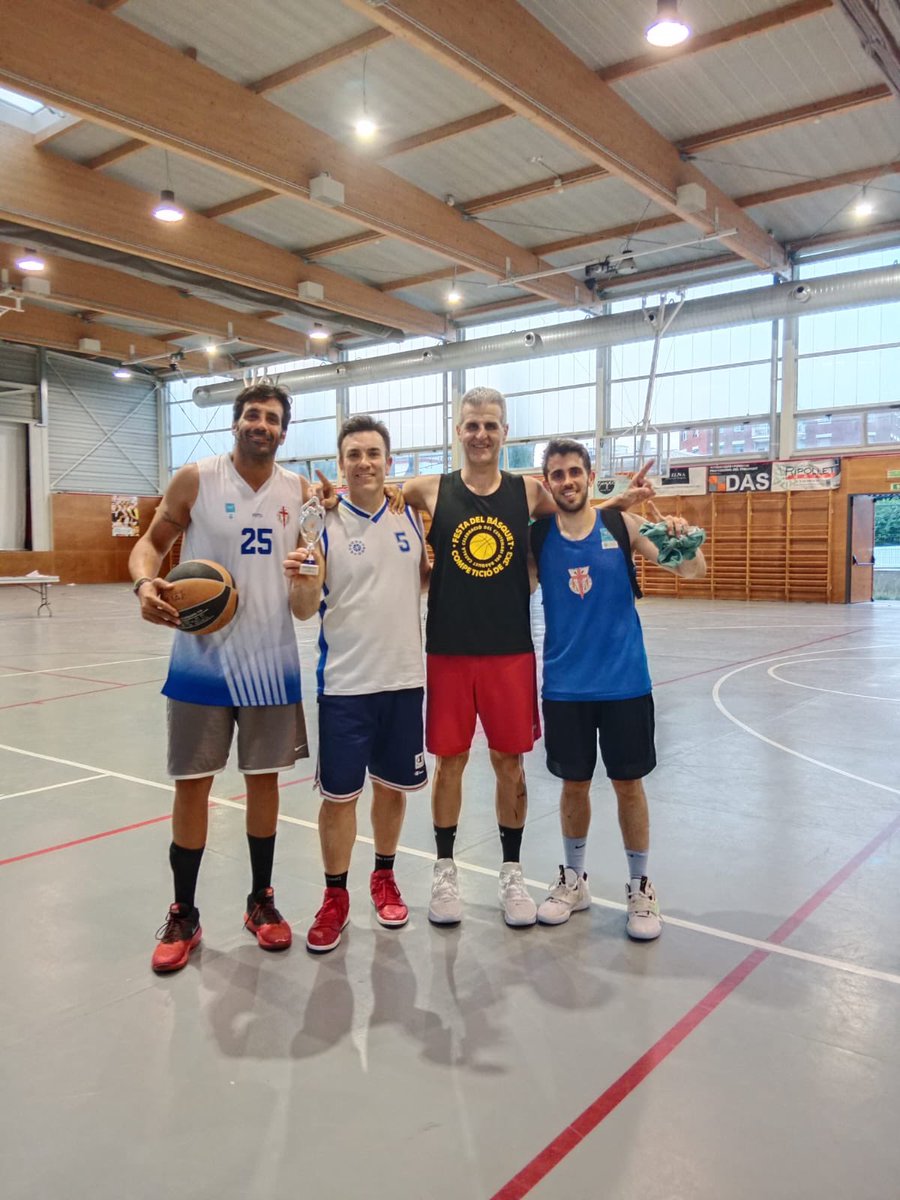 Amb motiu dels 100 anys de bàsquet de la Federació Catalana de Basquetbol 🏀, els 3 clubs de Rubí van organitzar un acte de celebració del centenari. 
A continuació us deixem algunes imatges📸
#bàsquet #cebsantjordi #cemaristesrubi #cbregina #3x3basquet #federaciocatalanabasquet