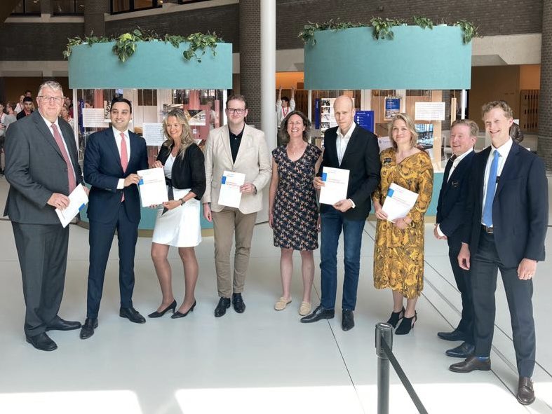 De logistiek zorgt voor banen in NL. Ik sta voor die banen. Goed om vandaag de petitie van de Logistieke Alliantie te ontvangen om te blijven investeren in alle ‘modaliteiten’: de weg, het spoor en het water.