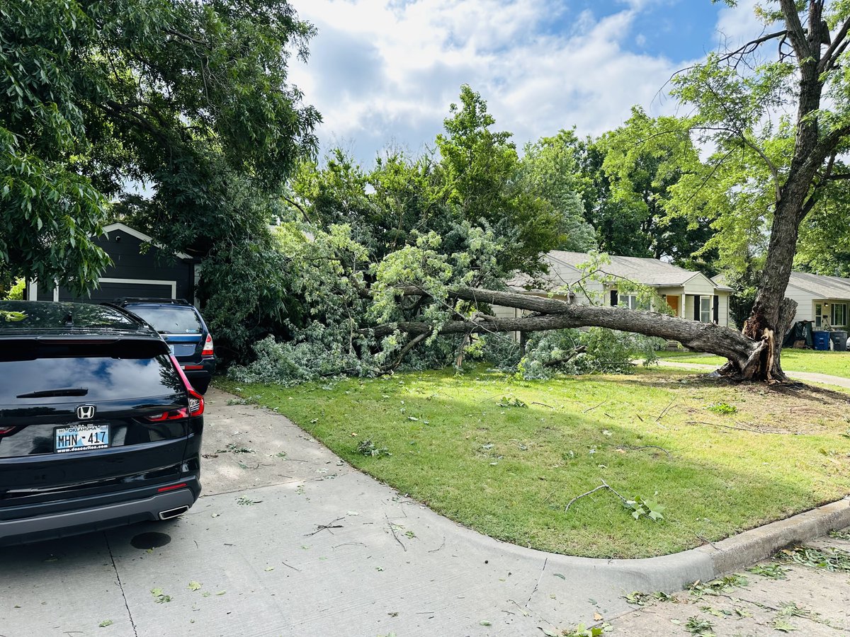 TulsaPolice's tweet photo. WATCH OUT FOR STORM DEBRIS SCAMMERS! 
- Be cautious of people going door-to-door looking for work.
- NEVER PAY UPFRONT BEFORE WORK IS DONE
- Do research on a company before hiring

MORE TIPS HERE: https://t.co/QpH6GpwE8G

#TulsaPolice https://t.co/Y45T0h6Dsn