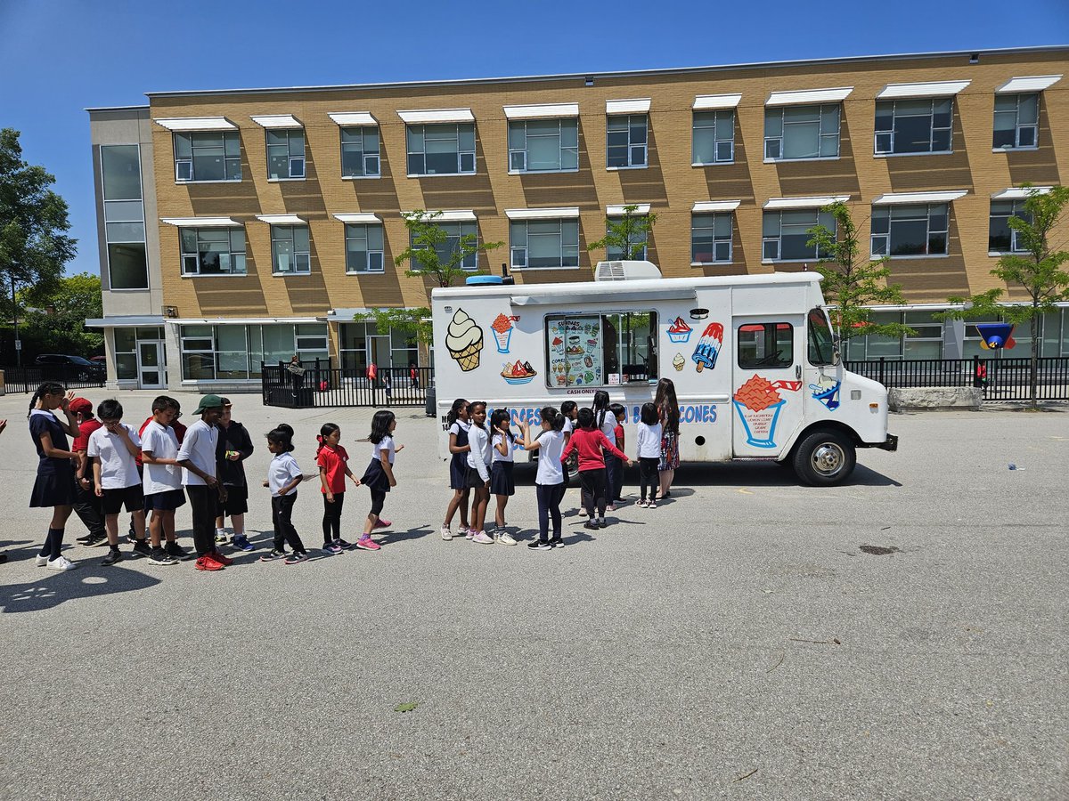 Nicholas_TCDSB's tweet image. Thank you Ms. Muir for the icecream truck surprise