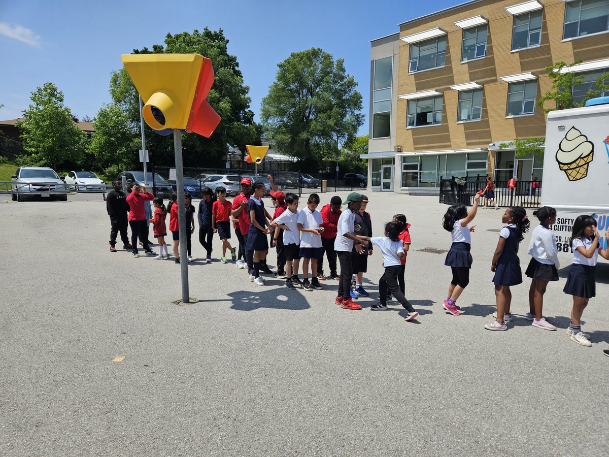 Nicholas_TCDSB's tweet image. Thank you Ms. Muir for the icecream truck surprise