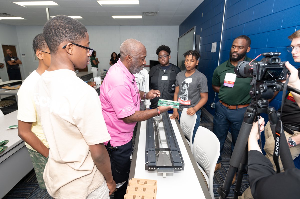 Powering the potential of Atlanta's students is a group effort and we couldn't do it without the support of all the mentors, presenters, and corporate sponsors who joined us for @UnitedWayAAP Day of Service. You can view photos from the event by visiting: uwatl.org/2023AAPDOSPhot…