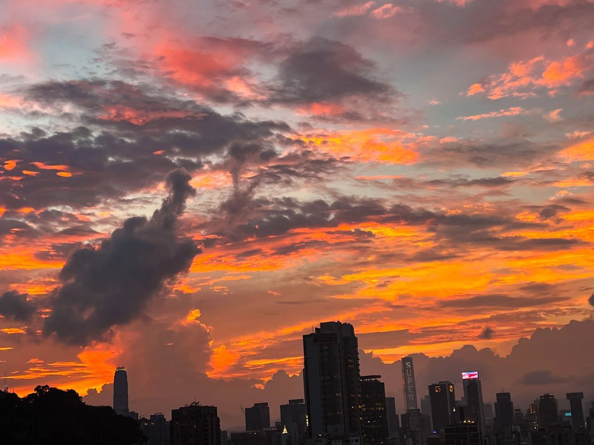 rubycalime84's tweet image. Remember the days when there was still free time to travel #Hong Kong Sunset