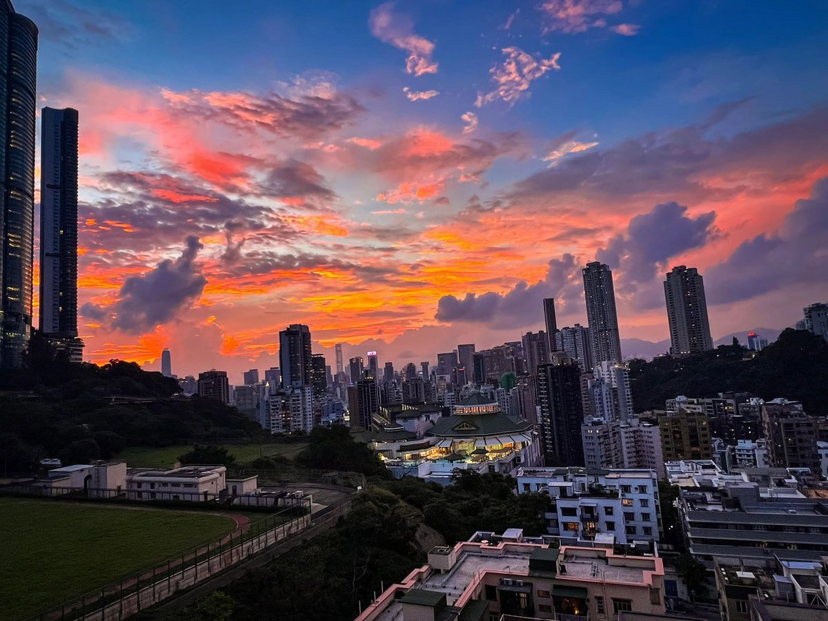 rubycalime84's tweet image. Remember the days when there was still free time to travel #Hong Kong Sunset