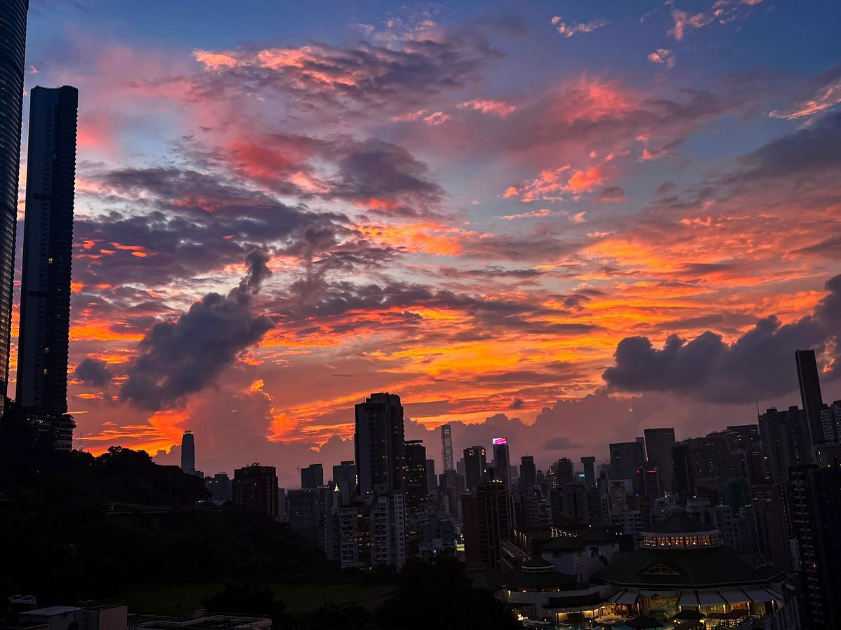 rubycalime84's tweet image. Remember the days when there was still free time to travel #Hong Kong Sunset