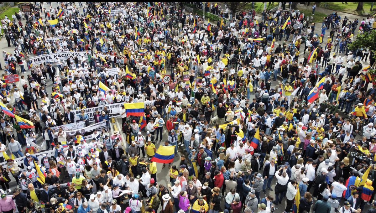 Pfrobledo's tweet photo. Hoy se le cumplió un “deseo boomerang” a @petrogustavo. Pidió ver al pueblo en la calle y el pueblo le respondió bien al pedido, pero en contra de él https://t.co/coBj8CoGbv