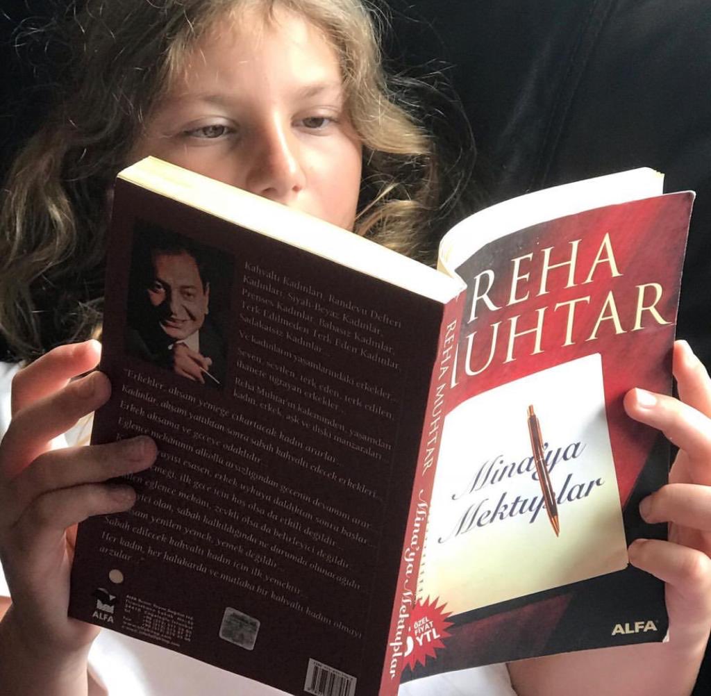 Sevgili Kızım. Sen Nasıl İstersen Öyle Yaşa. Ben Sana Sahip Olamam ki. Sen Mal Değilsin ki Herhangi Birisi Sana Sahip Olabilsin. Kendini Germe. Mutlu Ol. Baban için Senin Mutluluğu Her Şeyden Önemli. Gerisini Boşver. Sevgiler Seni Çok Seven Baban…