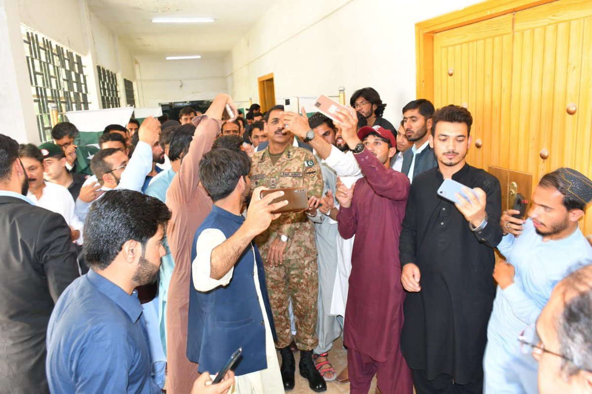 dtnoorkhan's tweet photo. کور کمانڈر بلوچستان لیفٹیننٹ جنرل آصف غفور نے #بلوچستان یونیورسٹی کا دورہ کیا

  دورے کے دوران کمانڈر نے UOB کے وائس چانسلر، فیکلٹی ممبران اور UOB کے طلباء سے ملاقات کی۔

  طلباء نے کور کمانڈر بلوچستان جنرل آصف غفور کے ساتھ بات چیت کرتے ہوئے پاک فوج سے اپنی م��بت کا اظہار کیا https://t.co/P6P1bIOLB5