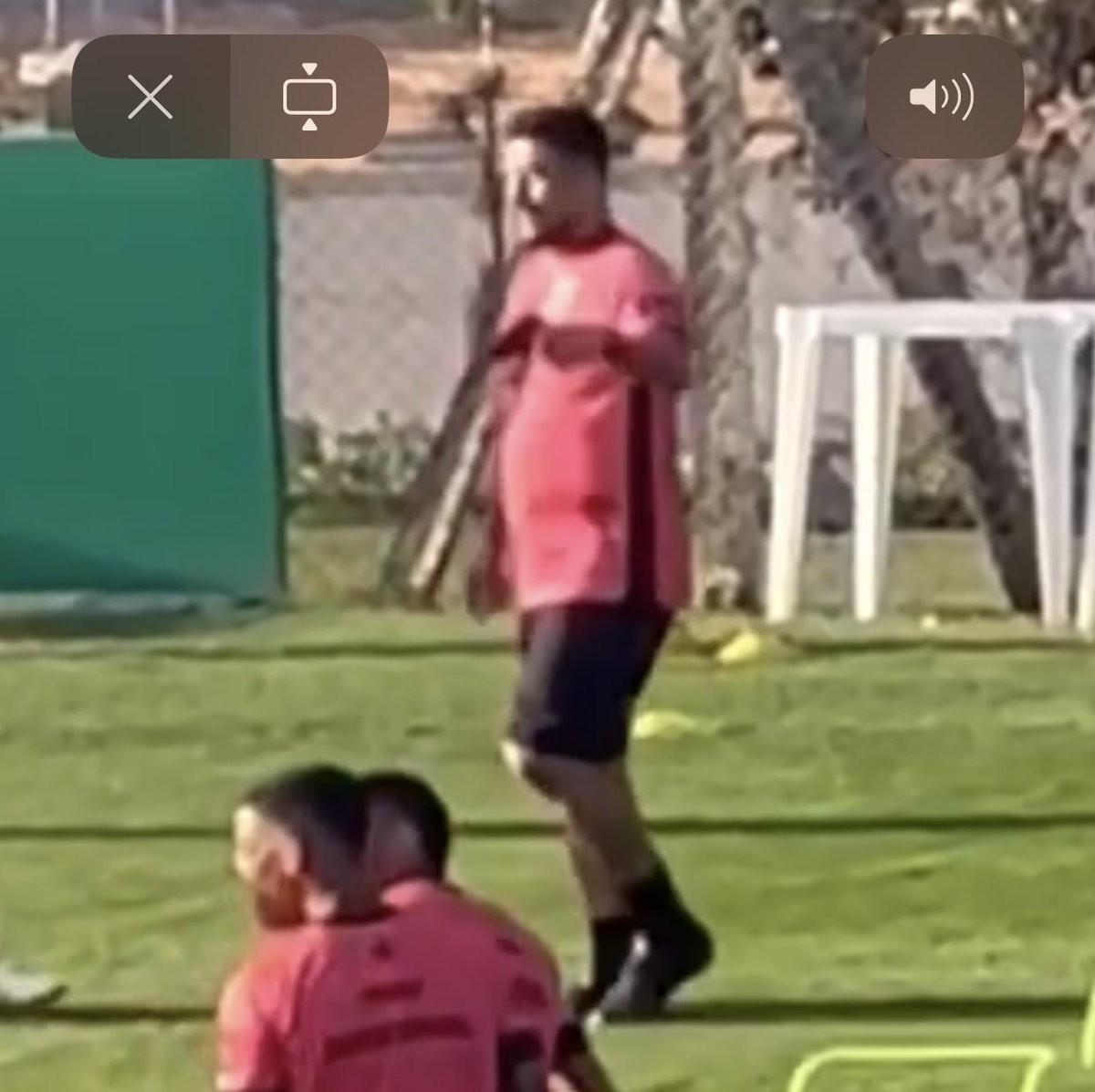 futtmais's tweet photo. Aloísio leva arma de brinquedo ao treino para evitar trote em treino do América-MG. 

Atacante completou 35 anos nessa segunda e foi recebido por corredor de tapas pelo elenco.

🗞 @geglobo https://t.co/LH7qWvejnr
