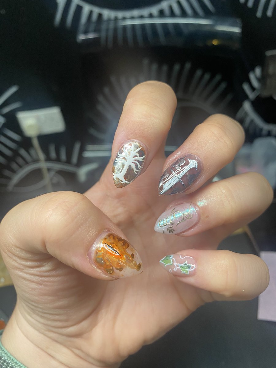 TariPlantir's tweet photo. Follow @skullenliv on Instagram for bespoke nail art. Beautiful ✨🌿 https://t.co/kocGaoI77W
