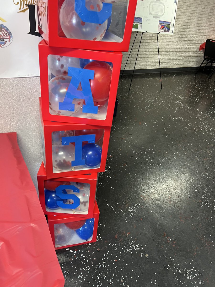 Marshalltown_AD's tweet photo. Decoration Committee got an A+ this year. Bobcat golf fundraiser = 2 days away. ⛳️🏌🏽‍♂️ https://t.co/EzbAlGBKZI