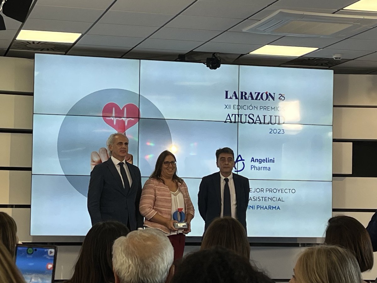 Que orgullo ver a Natalia ⁦⁦<a href="/armstrongmoron/">🟣 Natalia Armstrong Morón</a>⁩ recoger un #PremiosATuSalud de ⁦<a href="/larazon_es/">La Razón</a>⁩!!!! Apuntaba maneras de gran profesional desde sus comienzos 🥰