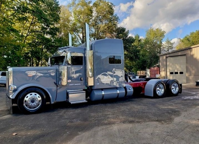 LubeZoneInc's tweet photo. No beauty can be compared to this π
@blaistransportationllc
πΈ: @heavytruckpics
πππ π π€πͺπ§ ππ€π£π©ππ£π©? ππ€π‘π‘π€π¬ πͺπ¨! π₯π@LubeZoneInc #LubeZone #FastIsBack #peterbilt #peterbilt359
#peterbilt #peterbilt359 #peterbilt379 #peterbilttruck #classpays https://t.co/cYKdUMogQv
