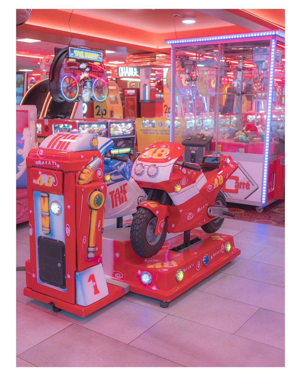 ln_eleven's tweet photo. Seaside entertainment https://t.co/gs92uC08AT