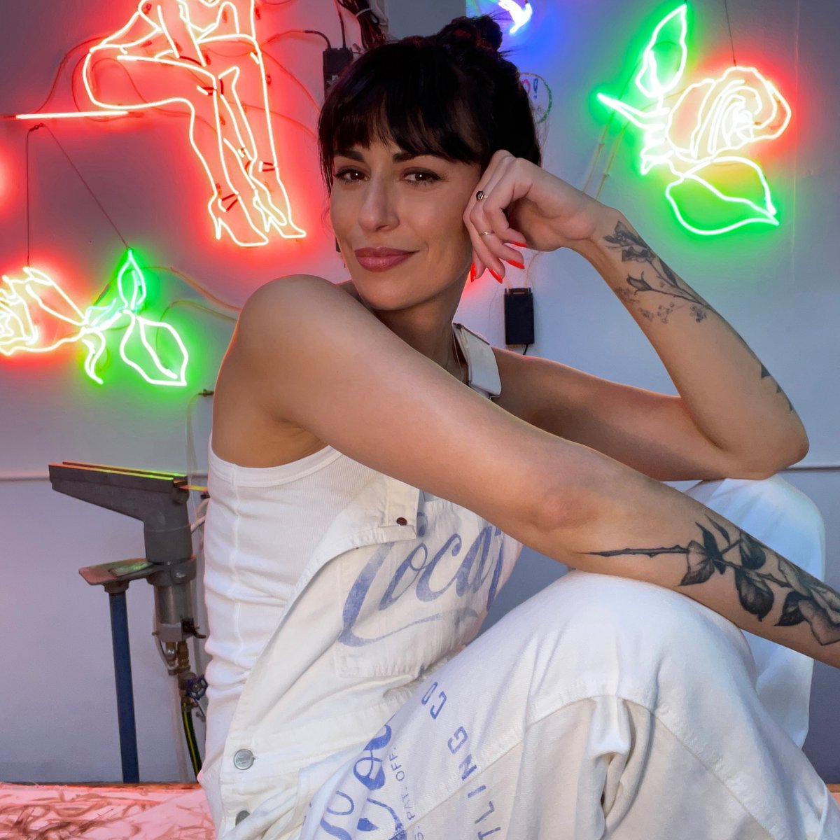 Meet Leticia Maldonado: a neon glass artist and multimedia sculptor who seeks to encourage connection with one’s self through imagination and creative destruction

Check it out as she puts a disruptive twist on our #LuckyBrandCocaCola collection @CocaCola

bit.ly/45zg3uz