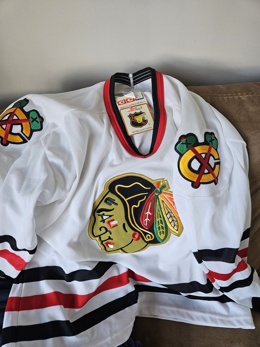 @HKYJersey may jersey drop, is a retro blackhawks. 1996?