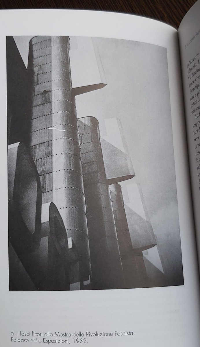 Empezando el verano con este apasionante libro del gran #EmilioGentile:

▪︎ Fascismo de piedra (2007).

Disfrutando como gorrino en barrizal, y descubriendo facetas del #fascismo a través de su arquitectura, por muy moderna y buena que esta fuera (que lo fue, indudablemente).