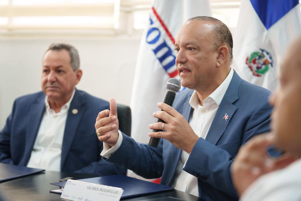 ProIndustriaRD's tweet photo. Con el objetivo de apoyar el desarrollo y la competitividad de nuevas MIPYMES en el sector industrial manufacturero, especialmente las dirigidas por mujeres, hemos firmado un convenio junto a PROMIPYME. https://t.co/6OIU2TrKIg