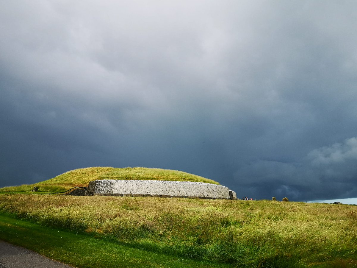 A spectacular sky over Newgrange early⛈️📷Clare R
#Newgrange #thunderstorms #stormclouds