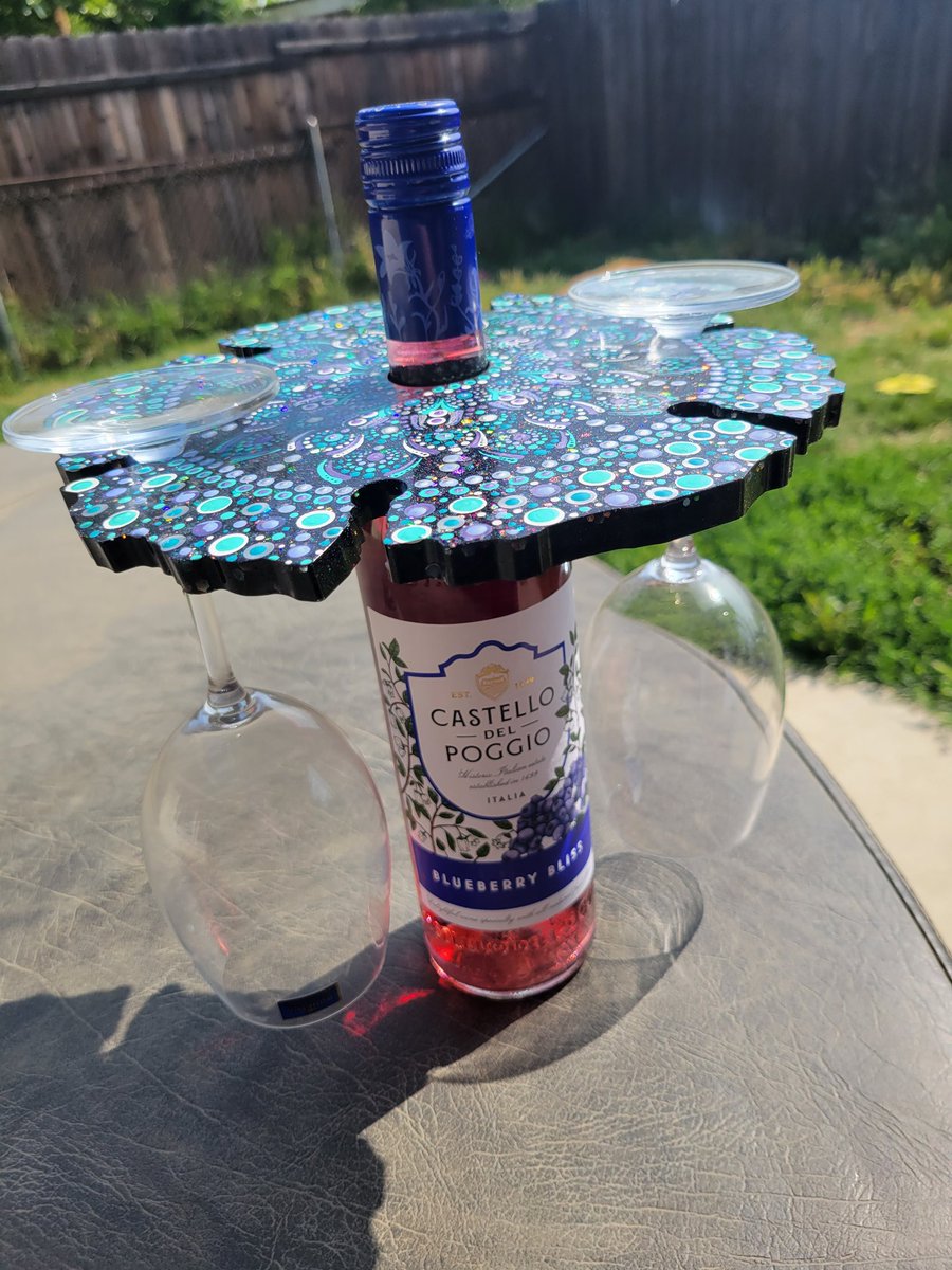 bubbasbiscuits's tweet photo. New Mandala art, wine carrier, link in bio #shopsmall #mandala #winecarrier #craftingtime #art #artist #artistsoftiktok #mandalaart https://t.co/jbFi90m9zt