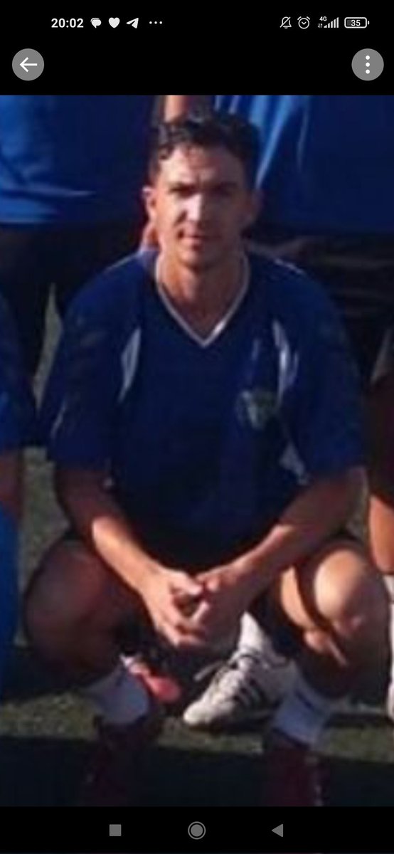 Es coña en verdad este tío, se hace la cuñadeada de hacerse zoom en 2023, está viejo no sabe escribir y tiene piel de no lavarse, es como que le brilla poco la piel😔 y vaya narizón eh colega, deja de apuntarme