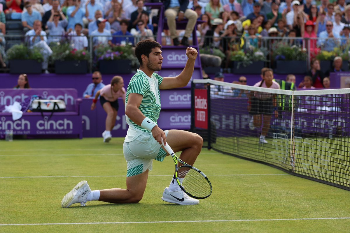 First match on grass and... first victory! 🥵🌱😜 Very special to play at Queen's 💚 Vamos! <a href="/QueensTennis/">HSBC Championships</a> 

📸 Getty