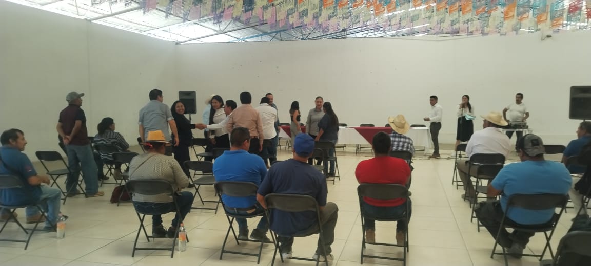 IAIMO_GobOax's tweet photo. El día de hoy se lleva acabo la capacitación a autoridades municipales en Tejupam, con el fin de designar a los enlaces que serán quienes sean el canal de comunicación entre los municipios y el #IAIMO.

#UnPuebloTransformandoSuHistoria https://t.co/CTJLsWdYPd