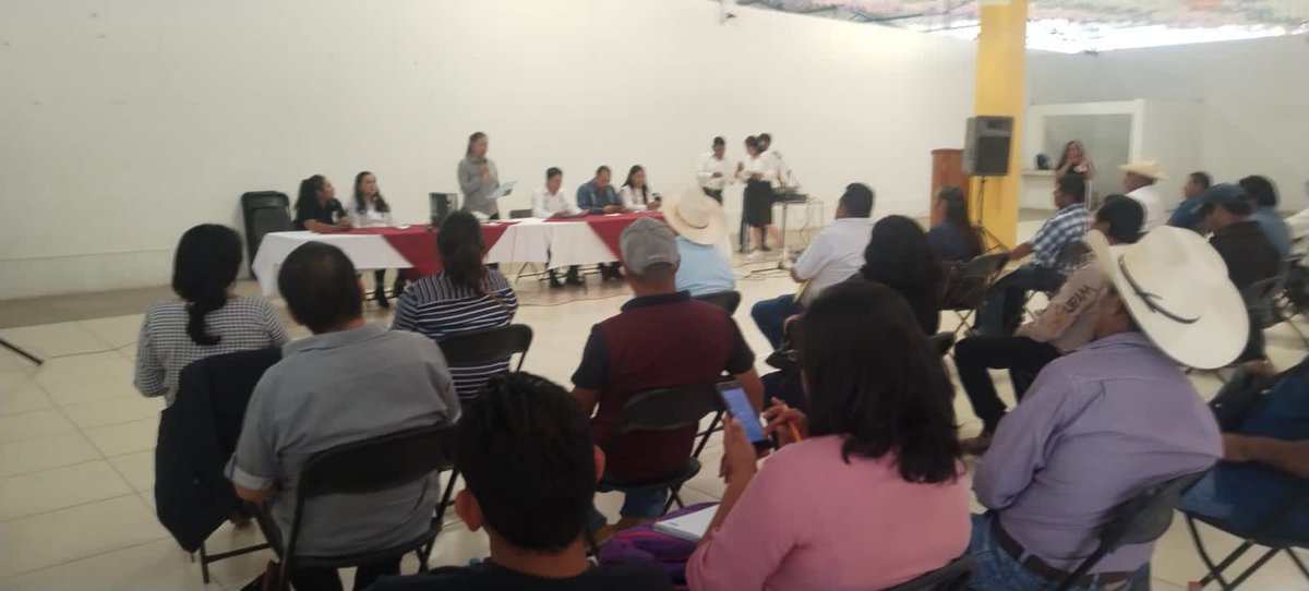 IAIMO_GobOax's tweet photo. El día de hoy se lleva acabo la capacitación a autoridades municipales en Tejupam, con el fin de designar a los enlaces que serán quienes sean el canal de comunicación entre los municipios y el #IAIMO.

#UnPuebloTransformandoSuHistoria https://t.co/CTJLsWdYPd