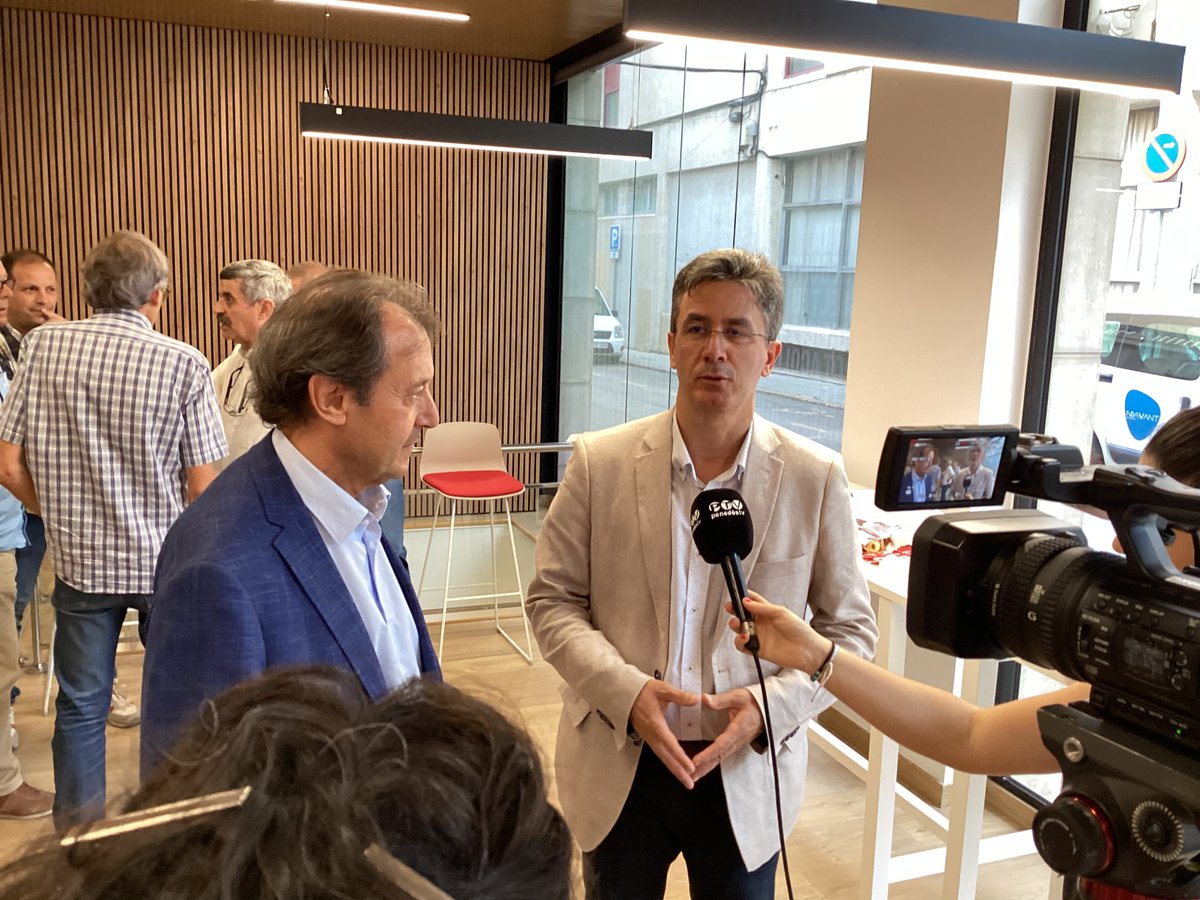 cateb_barcelona's tweet photo. Avui inaugurem la nova seu de l’Alt Penedès Garraf amb Francisco Romero, alcalde de Vilafranca, Celestí Ventura, president del Cateb i Meritxell Bosch, delegada a Vilfranca. Obrim portes en un acte molt il.lusionant al c. de Cal Bolet, 4. https://t.co/KGoCwoJ2yp