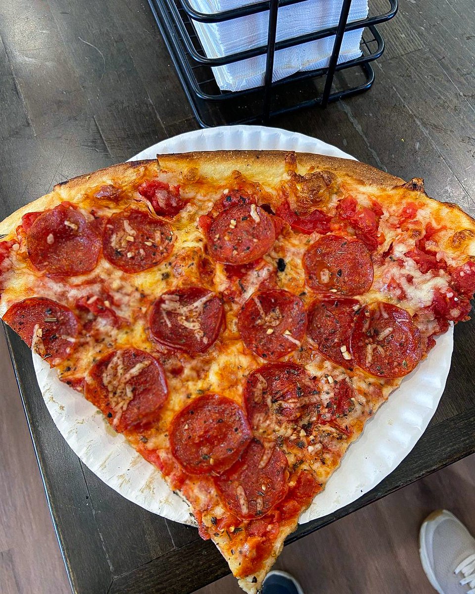 🍕 Pepperoni lovers, rejoice! Our slices are big, bold, and bursting with flavor!

#Pepperonipizza #Pizza #Pizzaslice #Bostonfoodies #Bostoneats