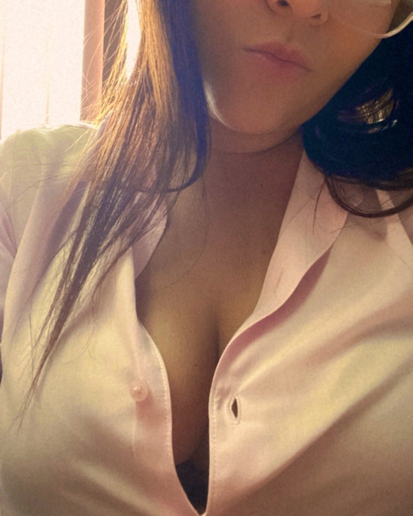 Ya vi que les gustó mi fotito en la ofi 🫣🫣🫶🏻 excelente tarde para todos manden DM